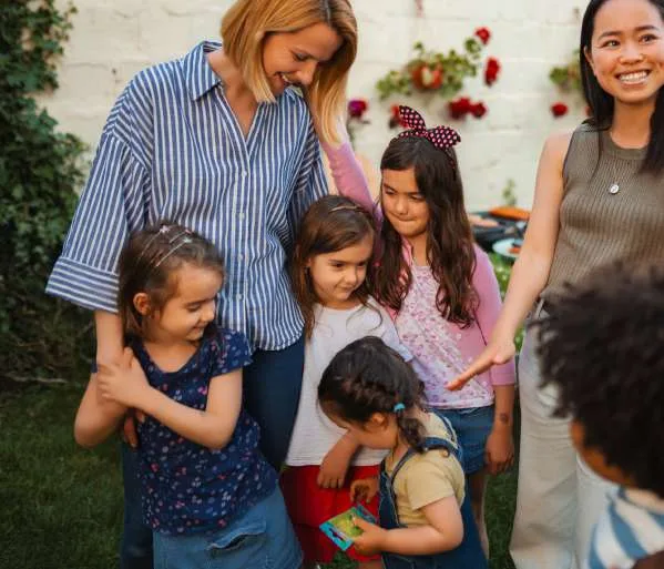 Professionnelle accompagnant une famille et ses enfants