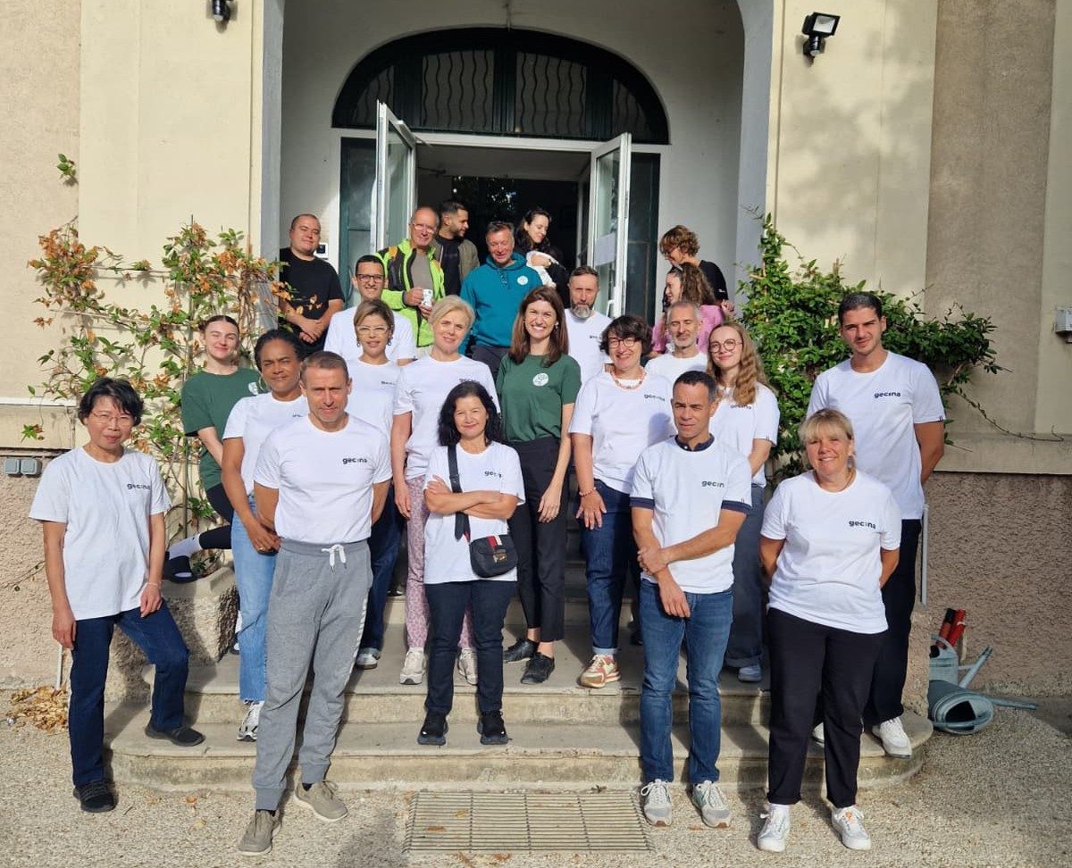 Collaborateurs de Gecina et salariés de l'Union pour l'Enfance réunis sur le perron de la Maison Pauline Kergomard à Cachan