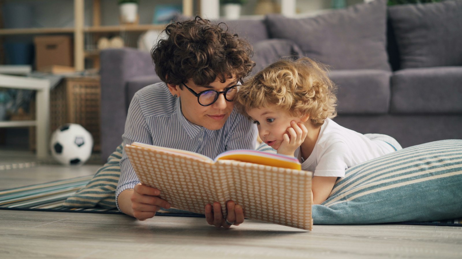 Une famille d'accueil partage un moment de lecture avec un enfant à la maison