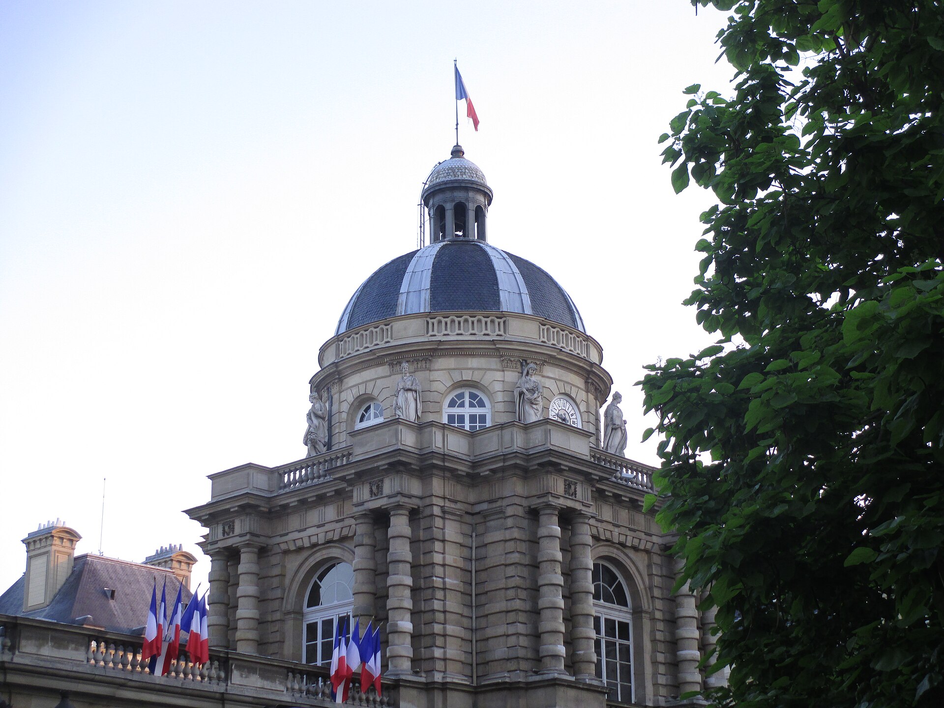 La coupole du Palais du Luxembourg, siège du Sénat, surmontée du drapeau français