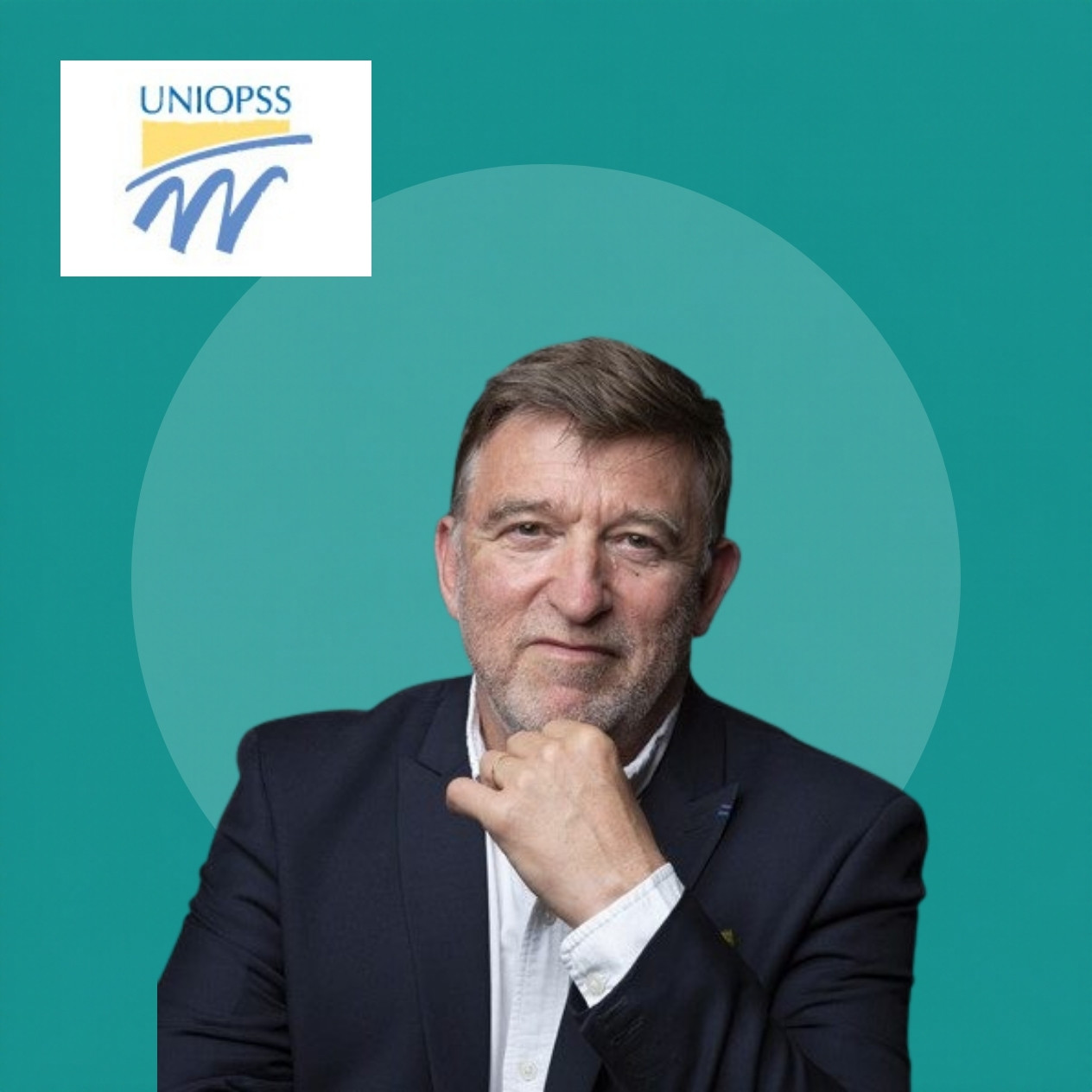 Portrait de Thierry Rombout, directeur général de l’Union pour l’Enfance, avec le logo de l’Uniopss
